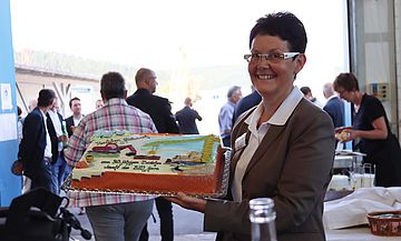 Die Leiterin des AFZ Walldorf mit dem Geschenk des BZO Gera