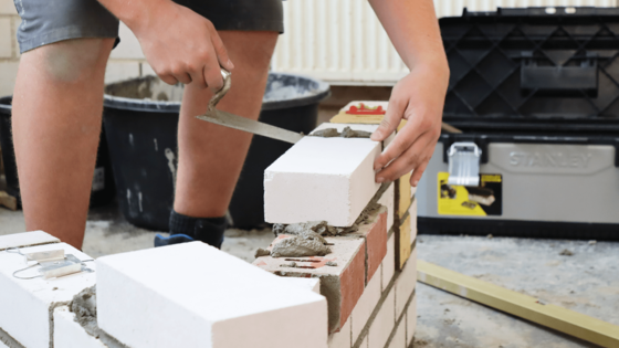 Angehende Maurer beim Bauen