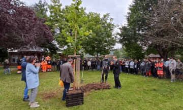 Wie es der Tradition entspricht, wurde auch dieses Jahr wieder ein Baum gepflanzt. Das Bildungszentrum Ostthüringen freut sich über eine Platane, welche den Auszubildenden genau wie ihre eigenen Bauwerke im BZO Gera lange Freude bringt.