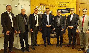 links nach rechts: Prof. Dr.-Ing. Joachim Ruß, Prof. Dr.-Ing. Ulrich Neuhof, M. Eng. Florian Schwarze (Master 2021), RA Dr. Burkhard Siebert, M. Eng. Andreas Trümper (Master 2020), RA Ingo Weber, Prof. Dr. Stefan Landwehr