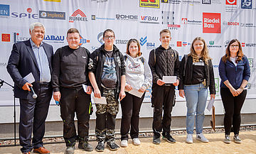 Prämierung der Sieger aus dem Gewinnspiel. Von rechts: Patricia Thiel (BiW Mitarbeiterin), SchülerInnen aus Thüringen und Ralf Hanemann (GF)