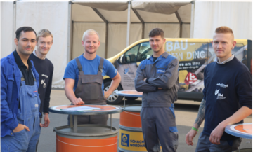 Drei Auszubildende unseres Partners Dietzel Hydraulik haben sich Dank guter Ausbildung im BZO Gera, ebenfalls beim Landeswettbewerb Thüringen unter Beweis stellen können. (Von rechts Kevin Wiedemann, Fabio Rüdiger, Chris Held (BZO Gera), Janis Medicke)