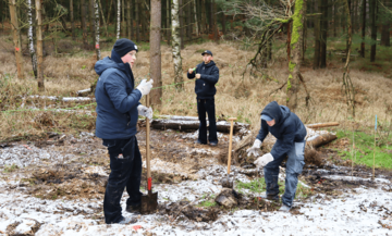 Gemeinsam wird ein Baum nach dem Anderen gepflanzt