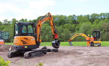 Beim Reifenstapeln mittels Baumaschine konnten sich sowohl Auszubildende als auch Gäste probieren